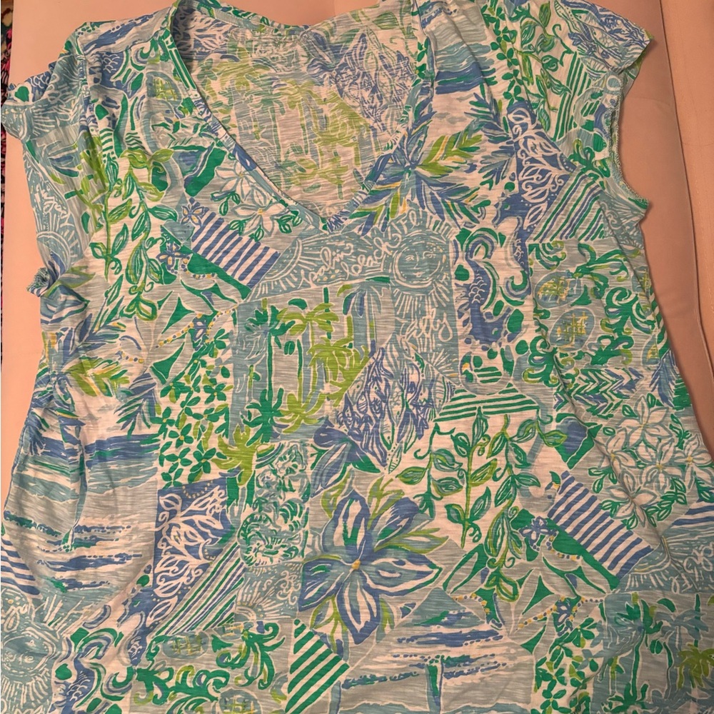 EUC Lilly Pulitzer Etta v-neck T-shirt size XL